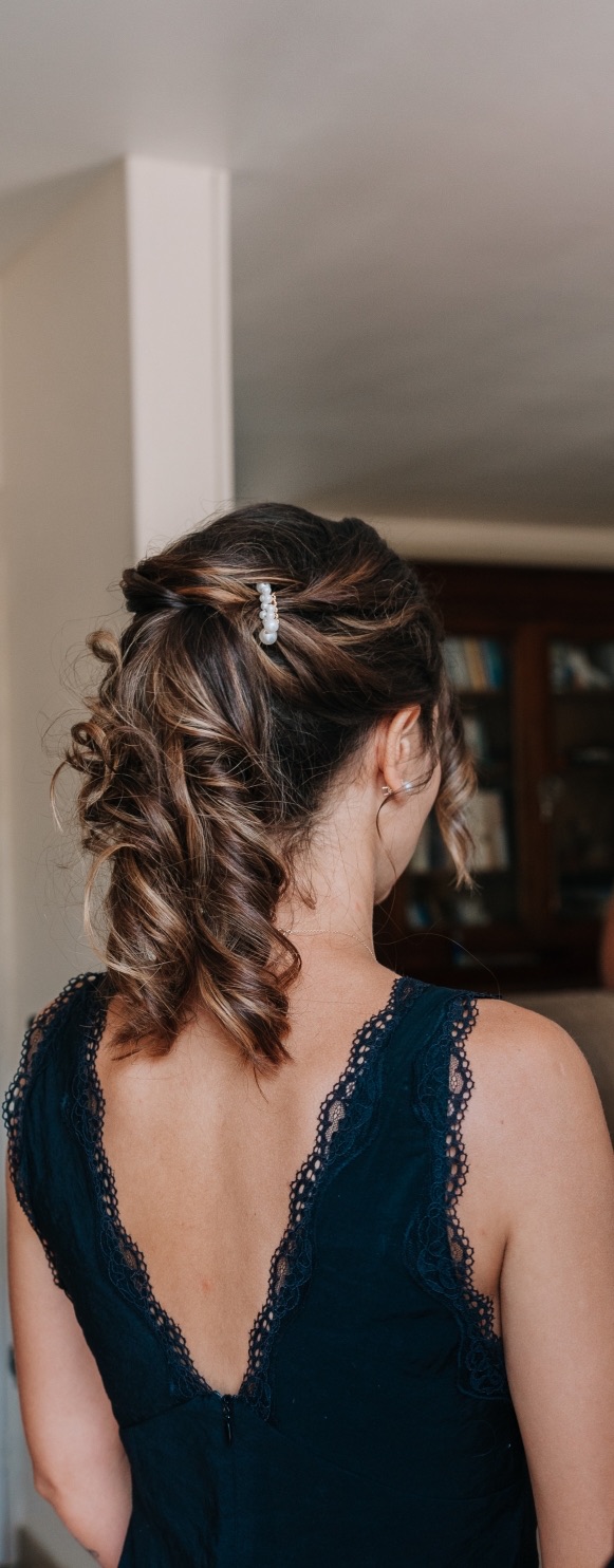 Coiffure de mariage semi-attachée, boucles et barrette bijou