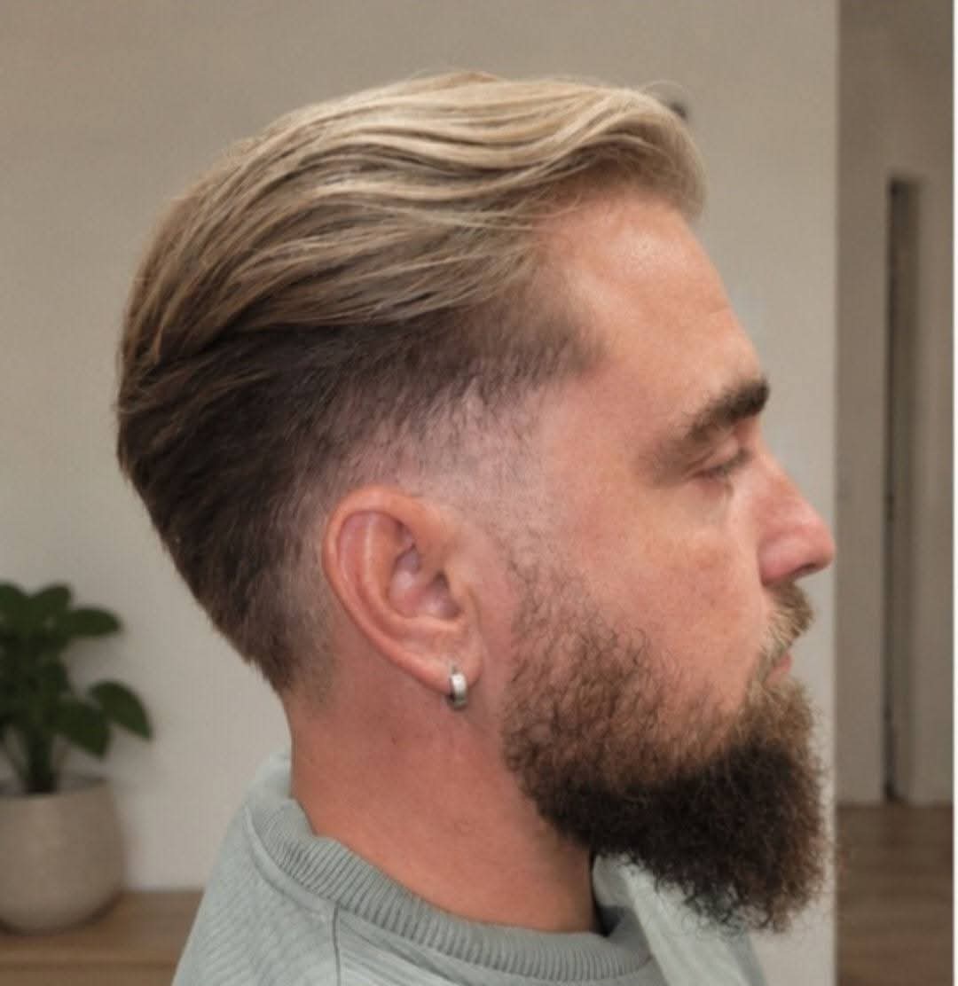 Coupe homme dégradée coiffée en arrière, barbe taillée