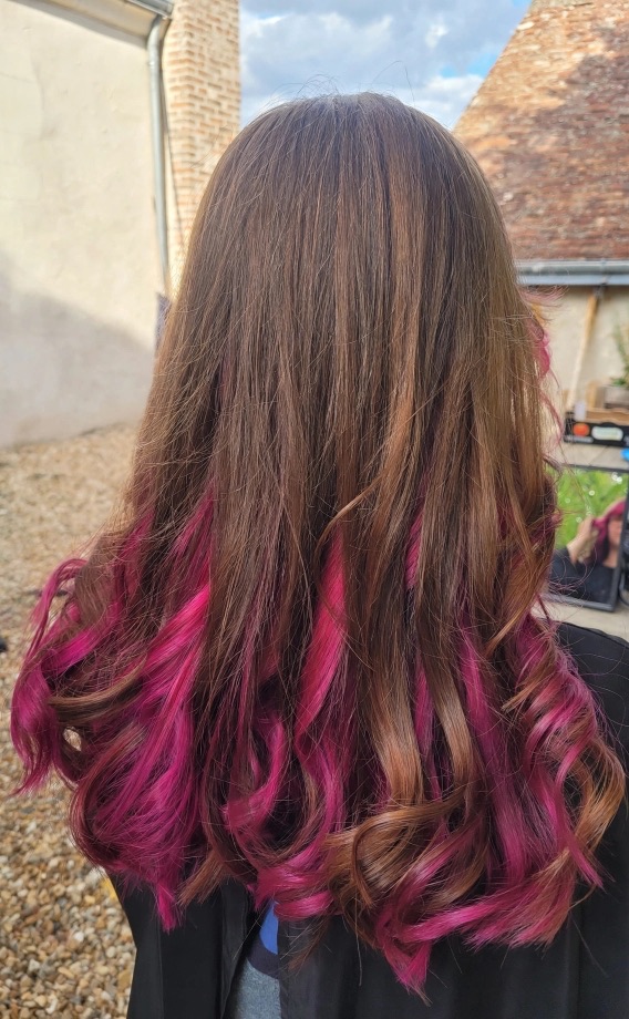 Coloration fantaisie, pointes fuchsia sur cheveux longs châtains