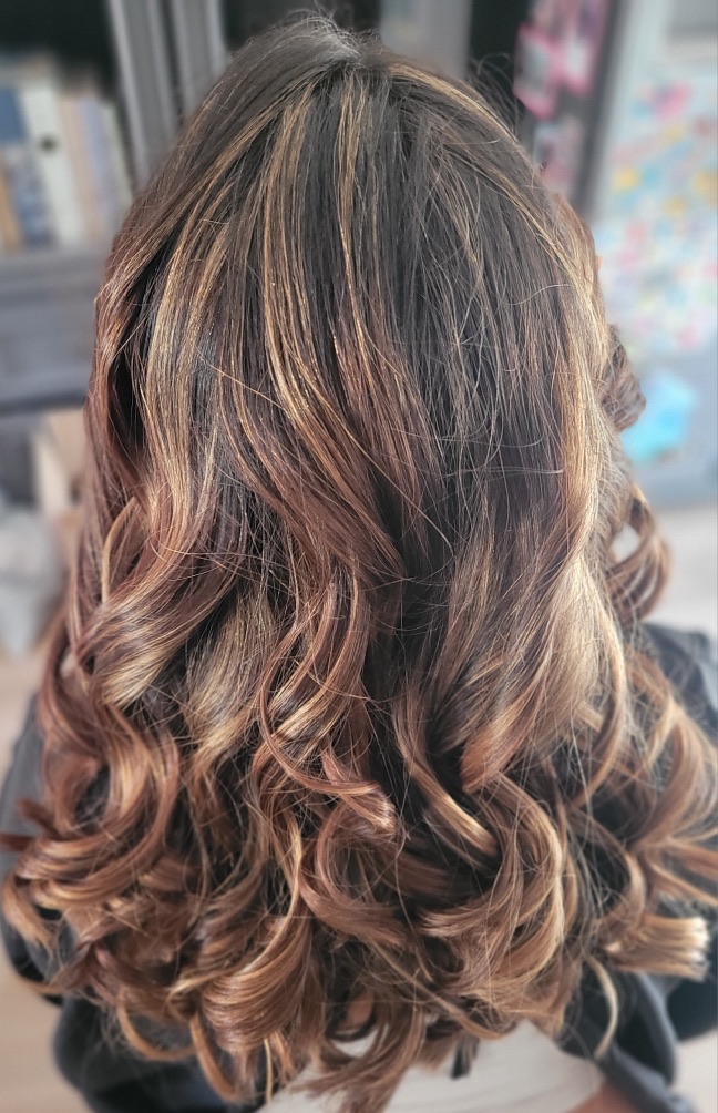 Mèches caramel et brushing bouclé
