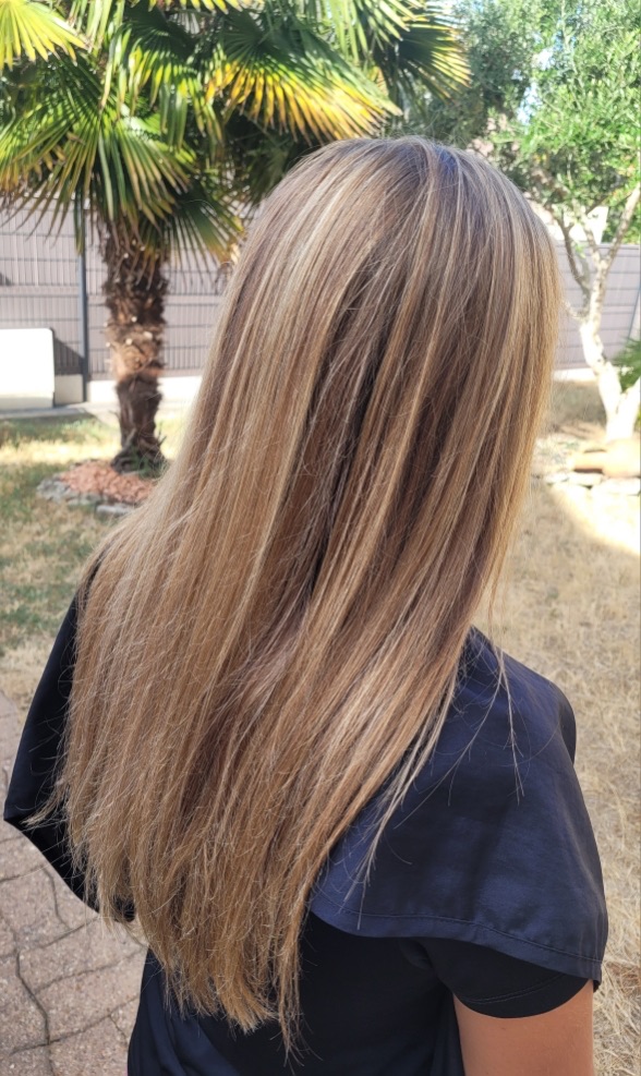 Balayage blond sur cheveux longs lissés