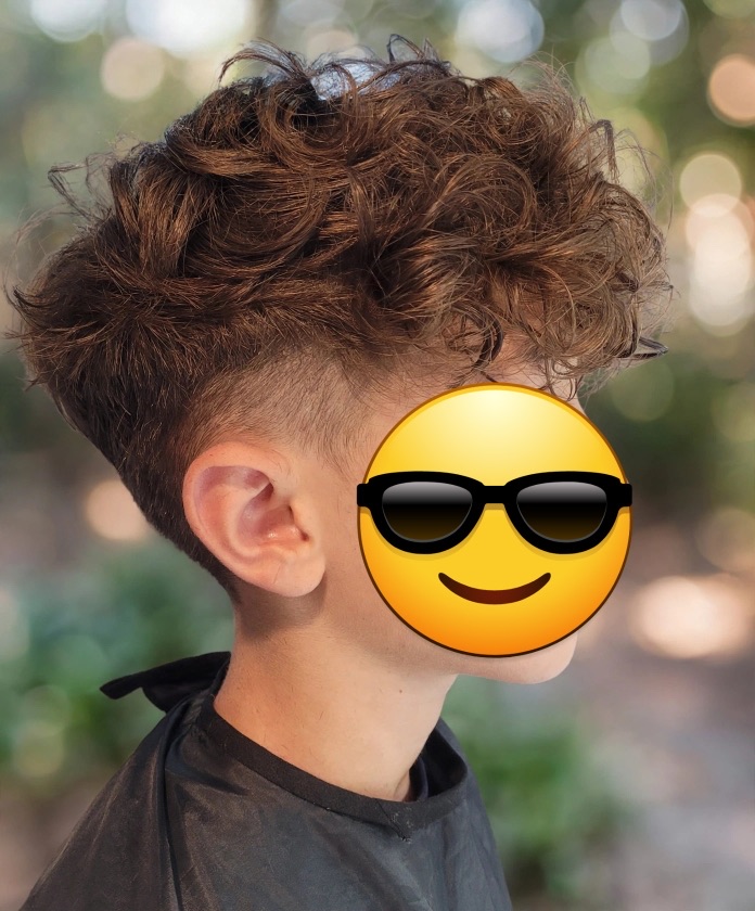 Coupe garçon, dessus bouclé et côtés dégradés